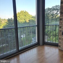 5901 Mt Eagle Dr, Unit 609 in Alexandria, VA - Foto de edificio - Building Photo