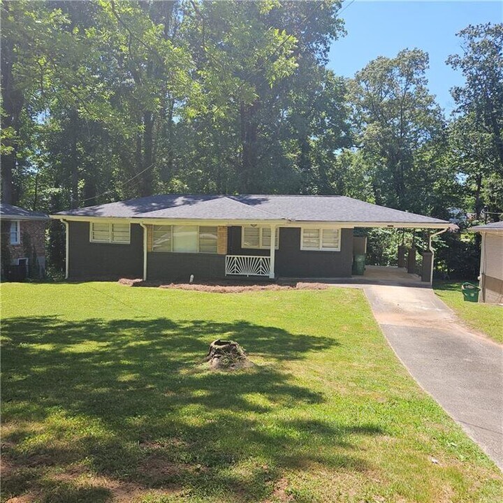 2123 Barbara Ln in Decatur, GA - Building Photo