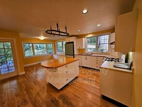 10309 NW Thompson Rd in Portland, OR - Building Photo - Building Photo