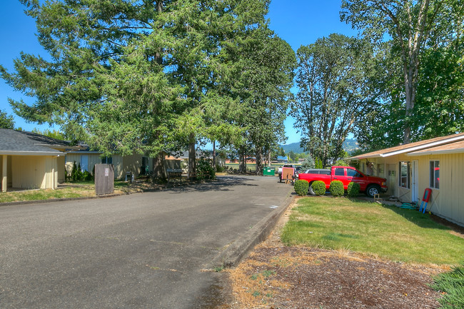 9 Unit - Hawthorne and Elliot in Newberg, OR - Building Photo - Building Photo