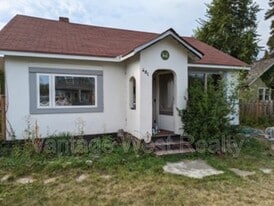 481 Wardlaw Ave in Kelowna, BC - Building Photo