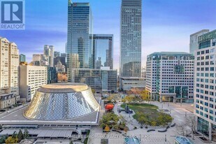 224 King St W in Toronto, ON - Building Photo