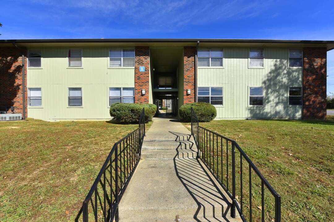 Cumberland Square in Springfield, TN - Building Photo