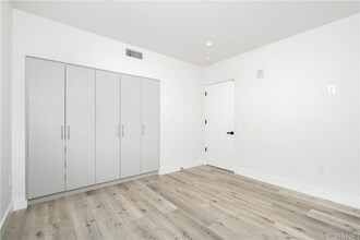 5923 Laurel Canyon Blvd in Los Angeles, CA - Foto de edificio - Building Photo