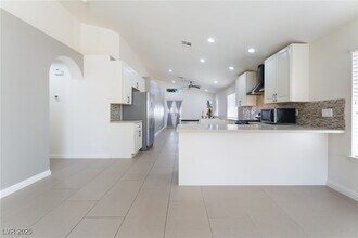 9216 Sun Rose Ave in Las Vegas, NV - Building Photo - Building Photo
