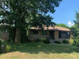 1393 Selkirk Ave in Oakville, ON - Building Photo