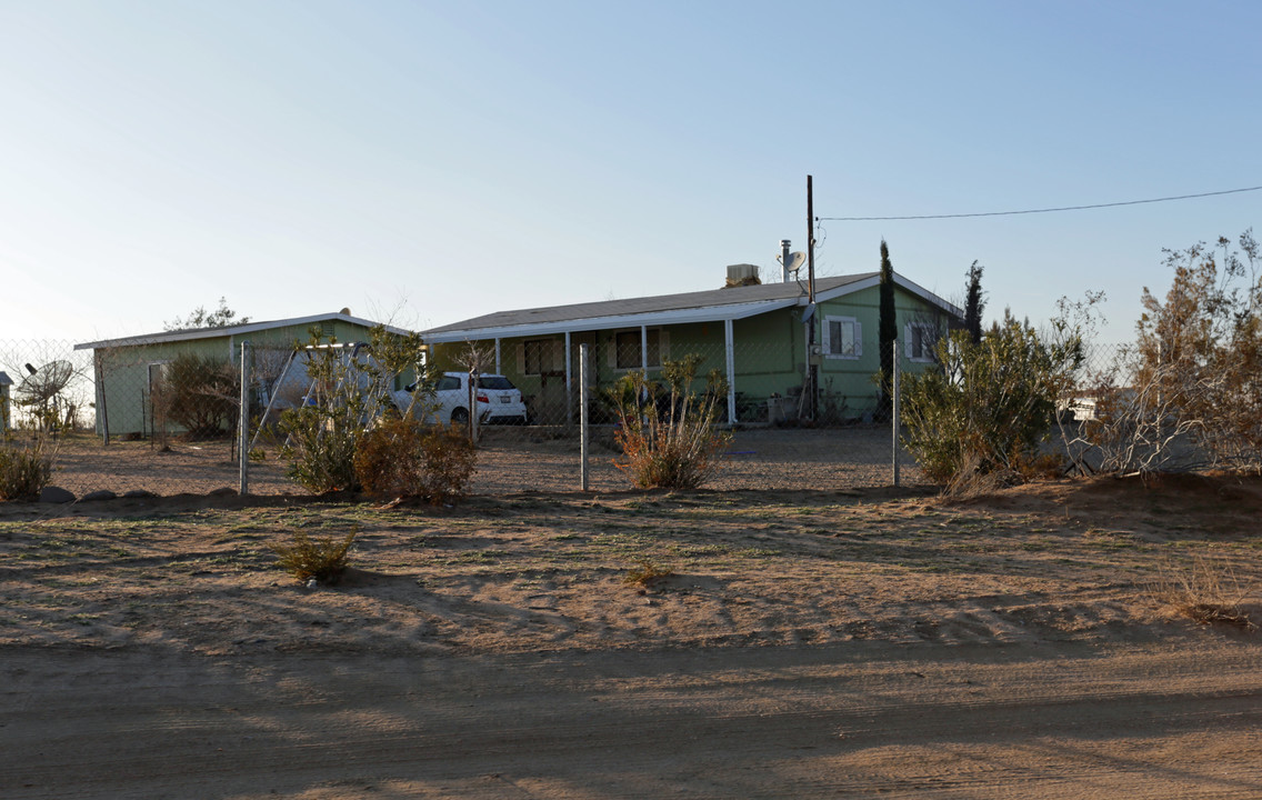 14242 Tumbleweed Rd in Phelan, CA - Foto de edificio