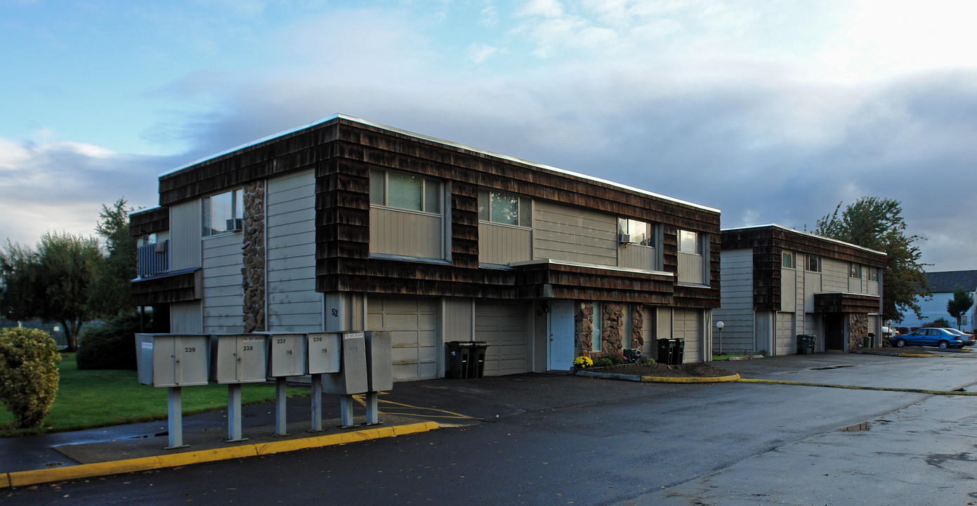 Driftwood Village in Springfield, OR - Building Photo