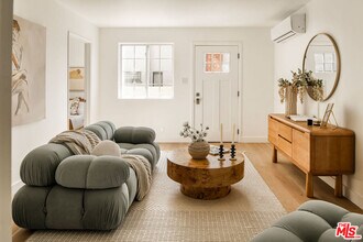 2302-2302 Pisani Pl in Los Angeles, CA - Building Photo - Building Photo