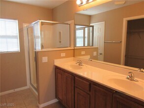 8056 Aztec Basin Ave in Las Vegas, NV - Foto de edificio - Building Photo