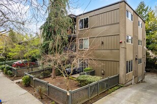 731 Broadway E in Seattle, WA - Building Photo