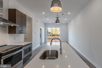 710 N 16th St, Unit 204 in Philadelphia, PA - Building Photo - Building Photo