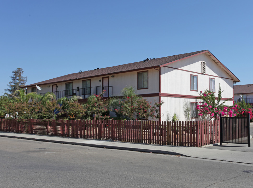 Saratoga Apartments in Selma, CA - Building Photo