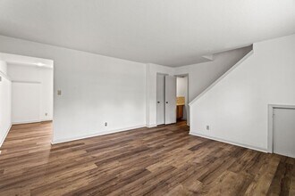 1304 Essex Ct in Columbia, MO - Foto de edificio - Building Photo