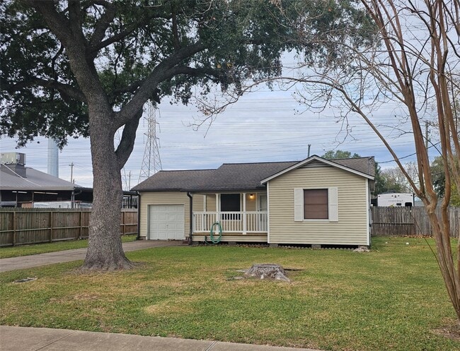 113 E Forrest Ln in Deer Park, TX - Building Photo - Building Photo