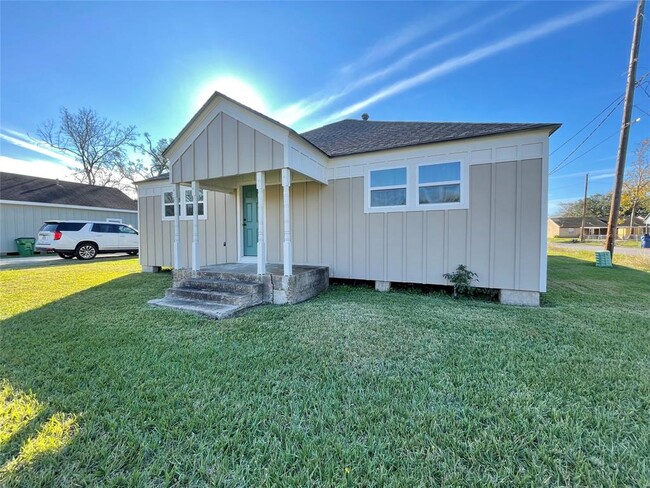 817 N Valderas St in Angleton, TX - Building Photo - Building Photo