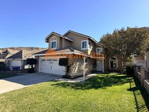 12025 Weeping Willow Ln in Fontana, CA - Building Photo - Building Photo