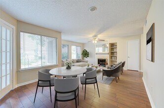 12200 Overbrook Ln in Houston, TX - Foto de edificio - Building Photo