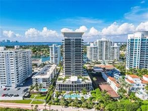 5875 Collins Ave, Unit # 1704 in Miami, FL - Foto de edificio - Building Photo