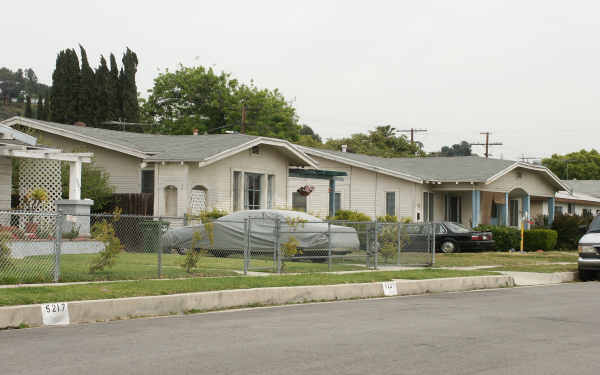 5227-5233 1/2 Stratford Rd in Los Angeles, CA - Building Photo