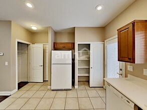 8813 Red Fox Dr in Las Vegas, NV - Foto de edificio - Building Photo