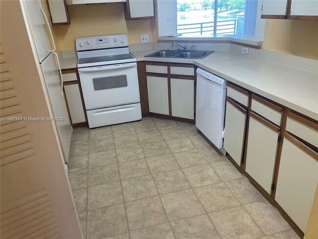 3401 NW 44th St in Lauderdale Lakes, FL - Building Photo - Building Photo