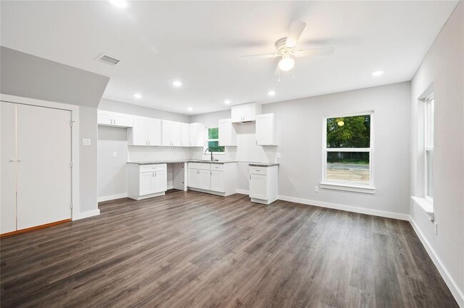 8215 Crestview Dr-Unit -A in Houston, TX - Building Photo - Building Photo