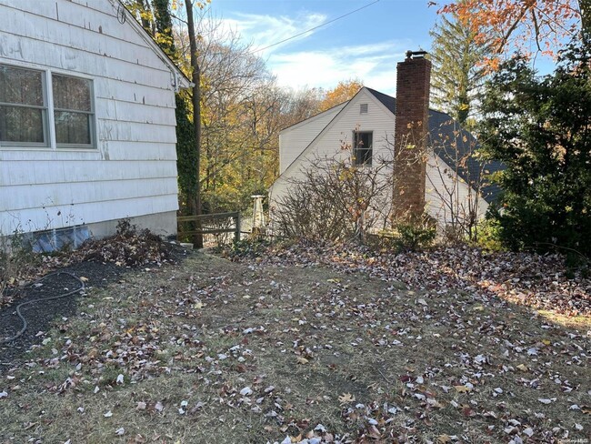 130 Abbott Dr in Halesite, NY - Building Photo - Building Photo