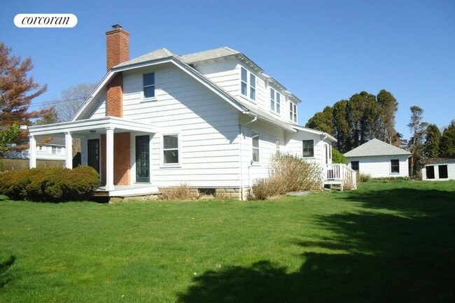32 Toylsome Pl in Southampton, NY - Building Photo - Building Photo