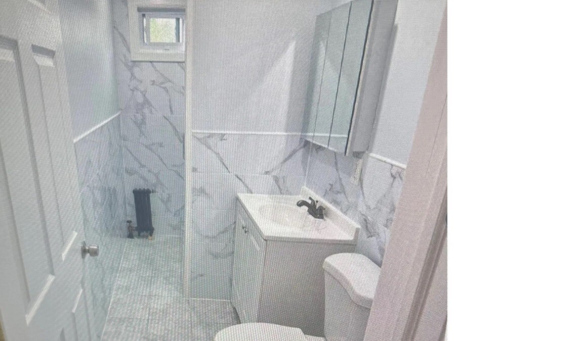 13878 Francis Lewis Blvd, Unit Fl 2 in Rosedale, NY - Foto de edificio
