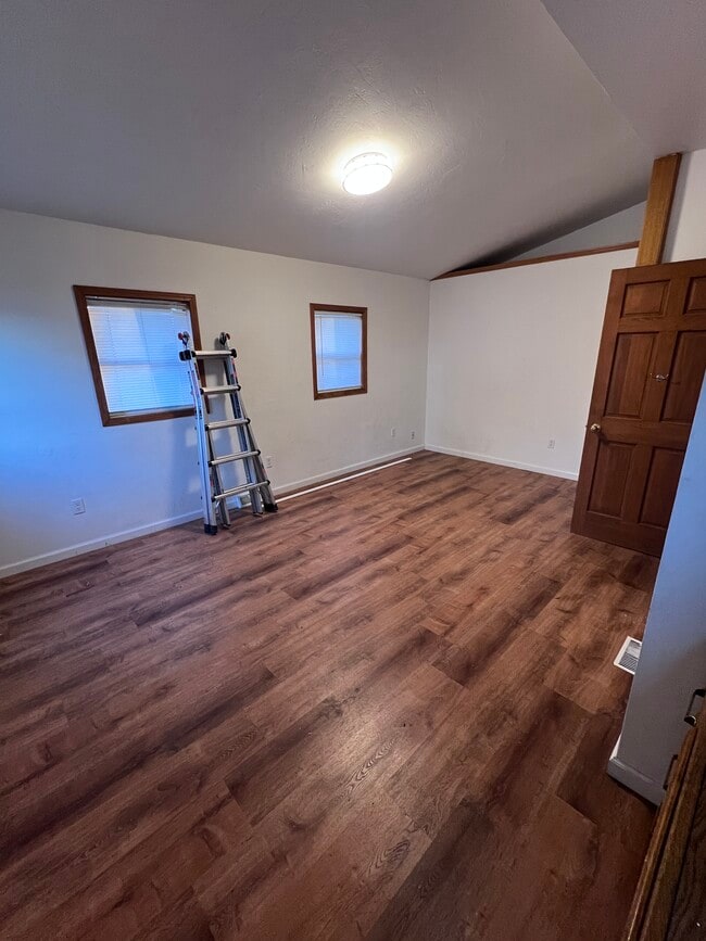 610 Mill St, Unit Upper in Waupaca, WI - Building Photo - Building Photo