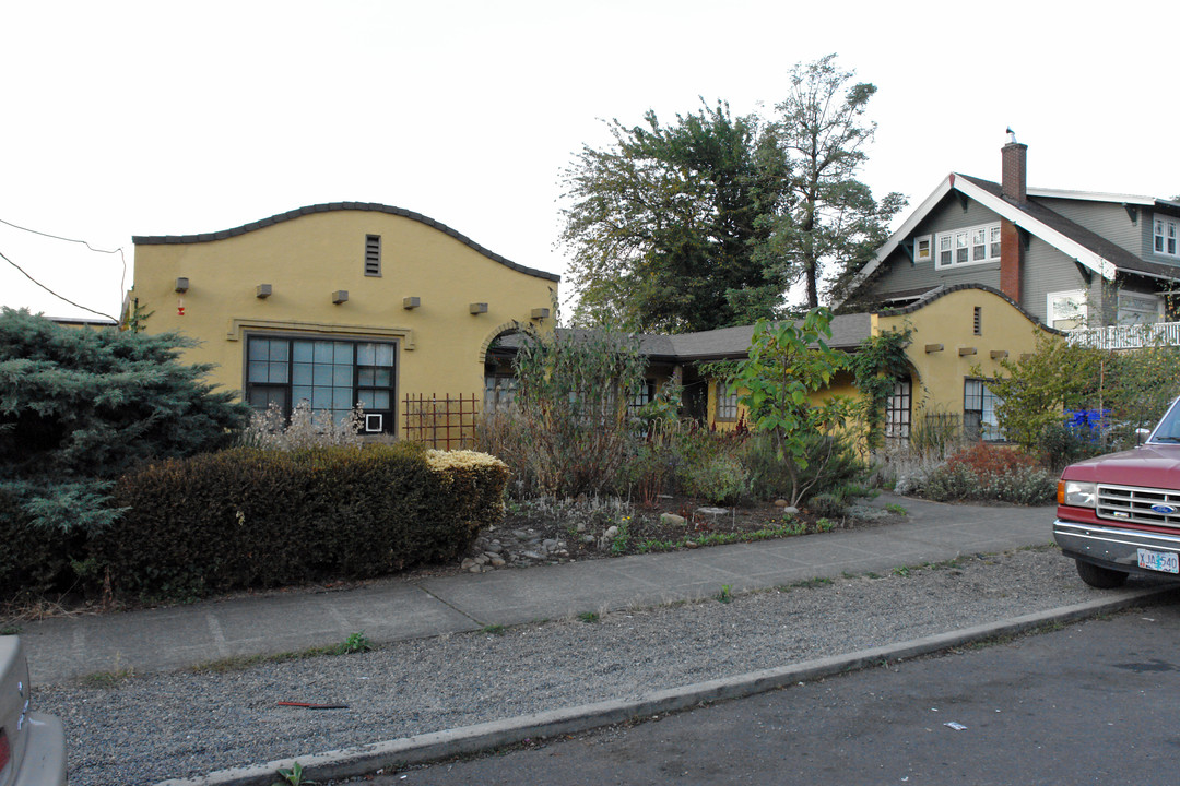 5246-5308 NE Wistaria Dr in Portland, OR - Building Photo