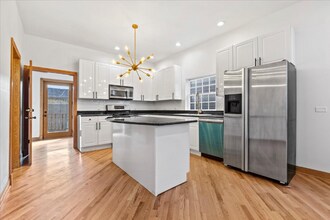 2433 W Fletcher St in Chicago, IL - Building Photo - Building Photo