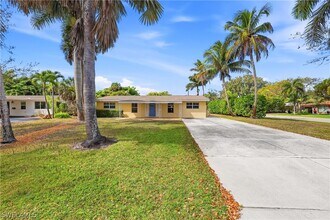 1377 11th Ct N in Naples, FL - Building Photo - Building Photo