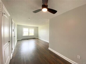 208 Point Beach Dr in Milford, CT - Building Photo - Building Photo