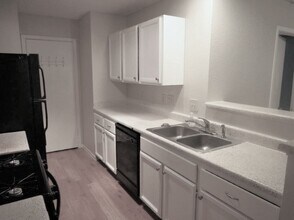 7906 West Gate Blvd in Austin, TX - Building Photo - Building Photo