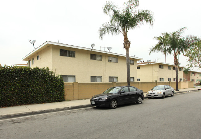 9912-9918 Belmont St in Bellflower, CA - Building Photo - Building Photo