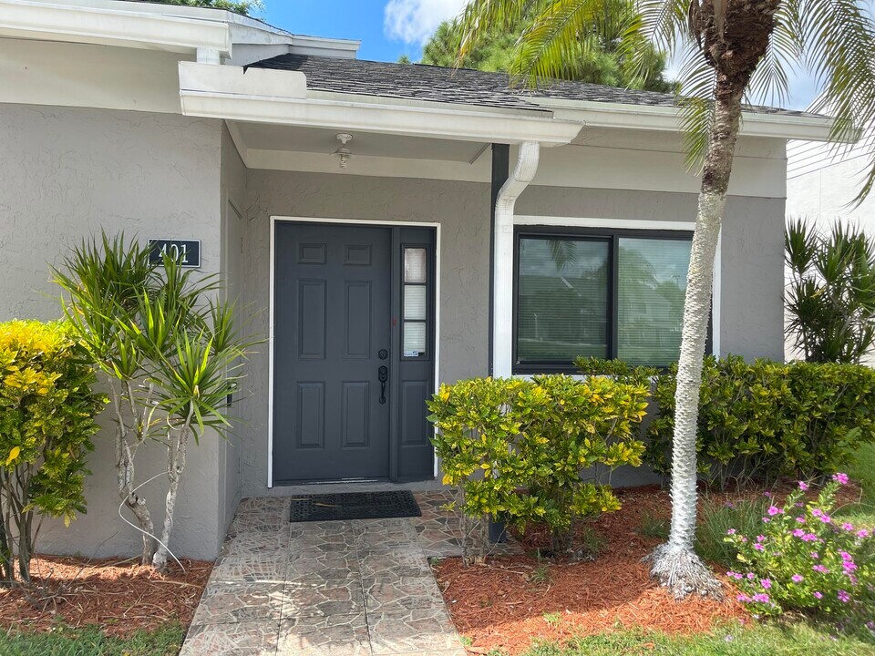 401 Shoreview Dr in Greenacres, FL - Building Photo