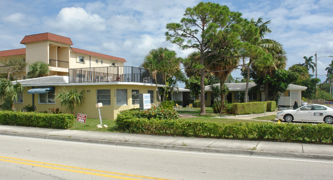 White House in Lake Worth, FL - Building Photo