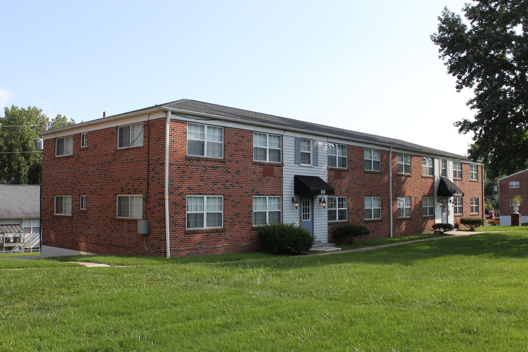 Maple Manor in Alton, IL - Building Photo