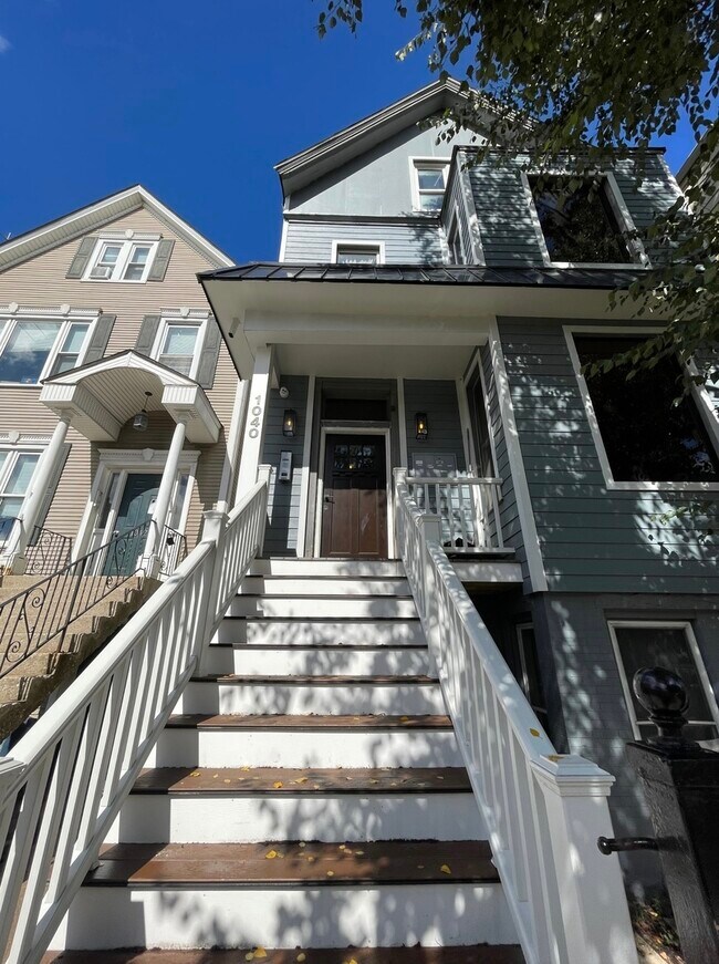 property at 1040 W Roscoe St