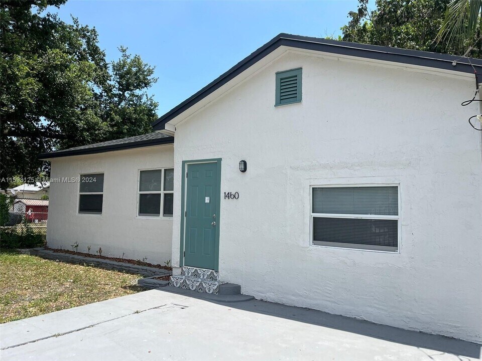 1460 NW 41st St in Miami, FL - Foto de edificio