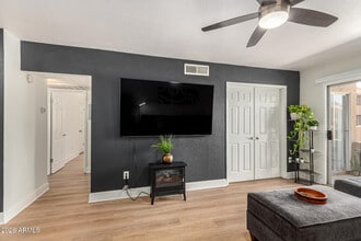 5877 N Granite Reef Rd in Scottsdale, AZ - Foto de edificio - Building Photo