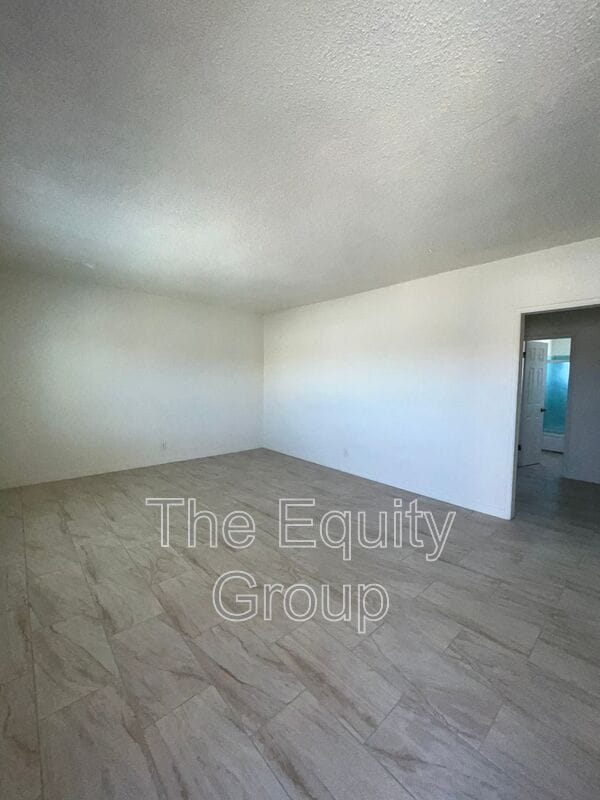 830 Davis St in Hanford, CA - Building Photo - Building Photo