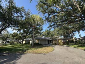 263 Southampton Dr in Venice, FL - Building Photo