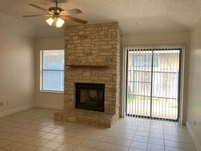 7806-B Chimayo Cv., in Austin, TX - Foto de edificio - Building Photo