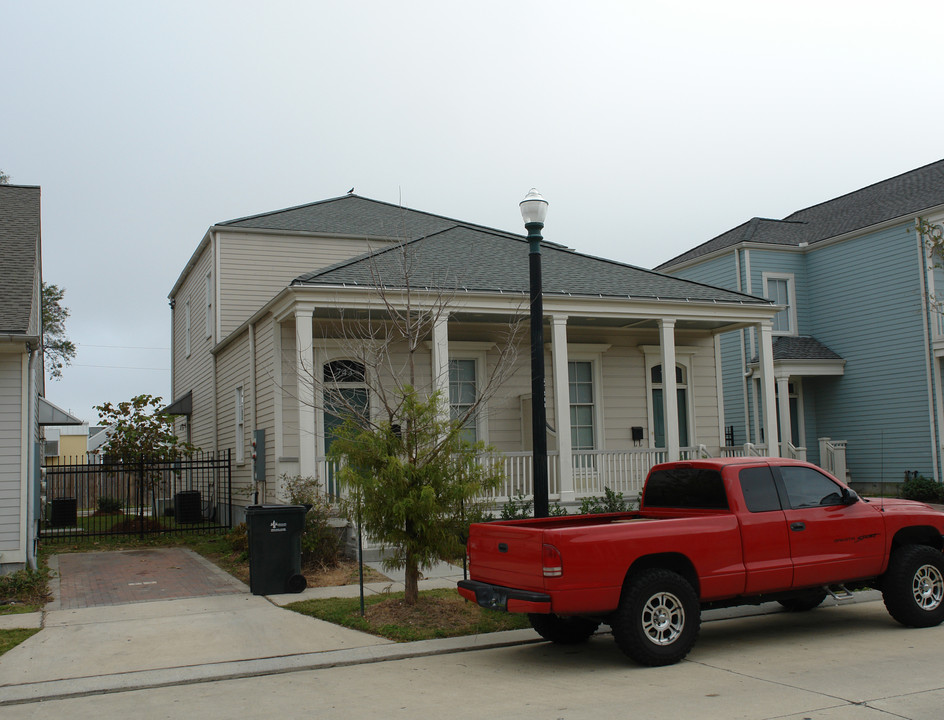 741 Adele Dr in New Orleans, LA - Building Photo