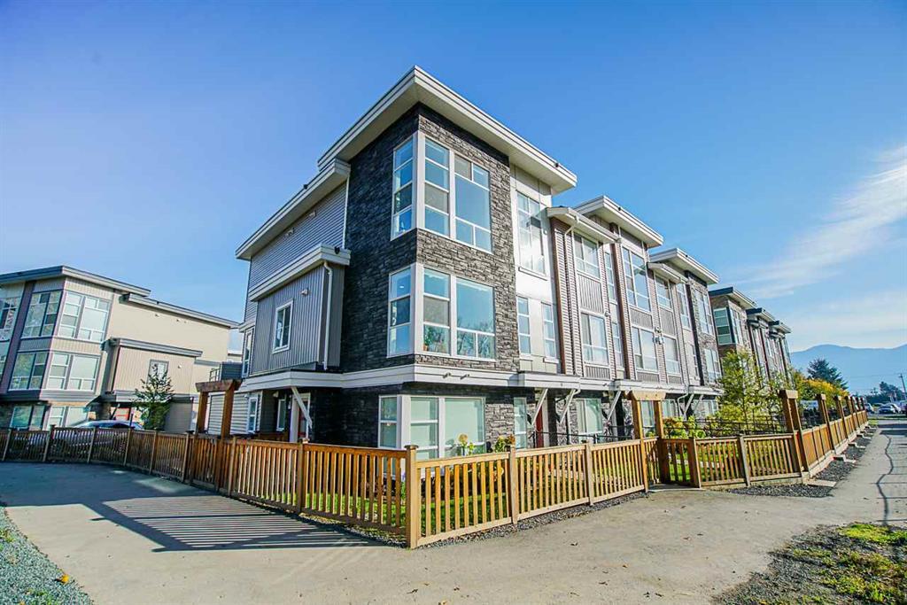 8413 Midtown Wy in Chilliwack, BC - Building Photo