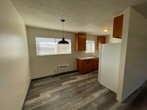 495 Mill St, Unit 4 in Willits, CA - Foto de edificio - Building Photo