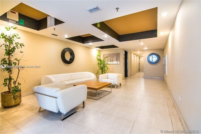 2924 Collins Ave in Miami Beach, FL - Building Photo - Building Photo